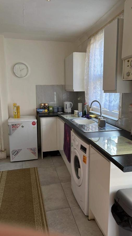Luton Town House Near Airport Apartamento Exterior foto