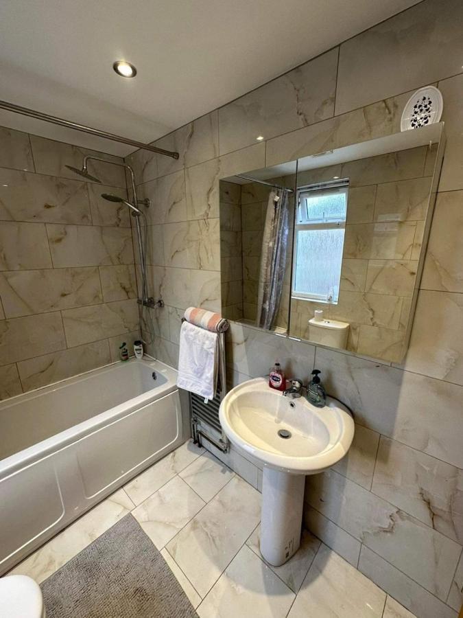 Luton Town House Near Airport Apartamento Exterior foto