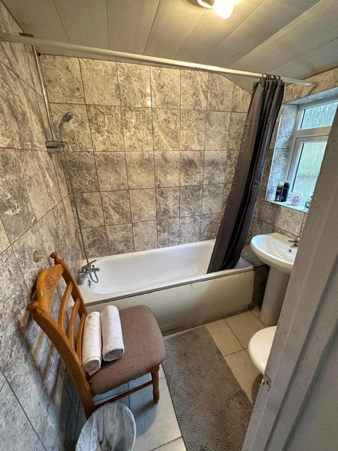 Luton Town House Near Airport Apartamento Exterior foto