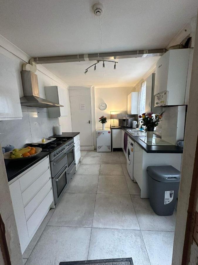 Luton Town House Near Airport Apartamento Exterior foto