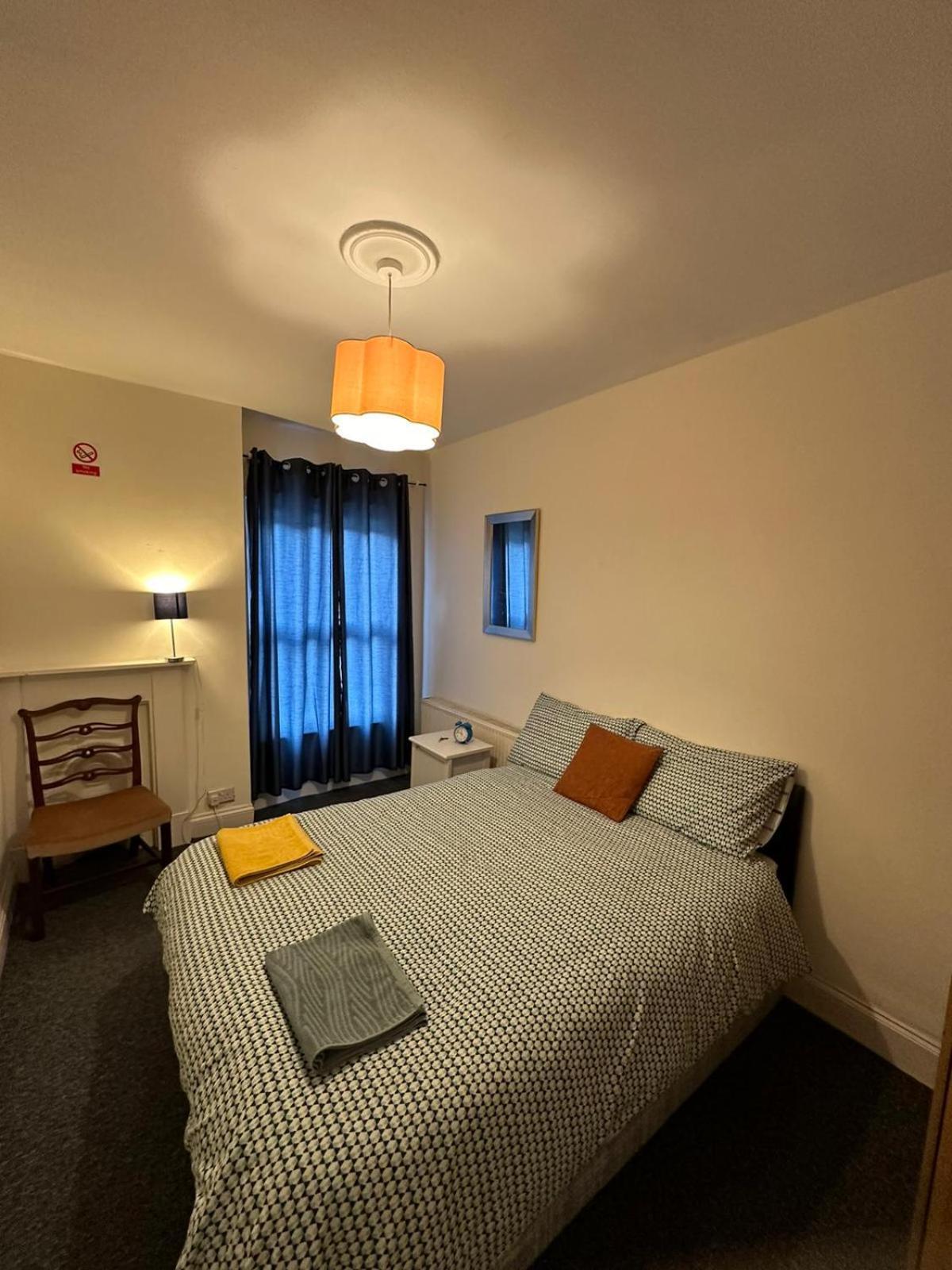 Luton Town House Near Airport Apartamento Exterior foto