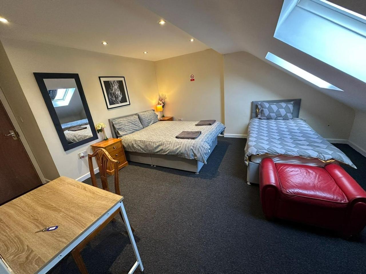 Luton Town House Near Airport Apartamento Exterior foto